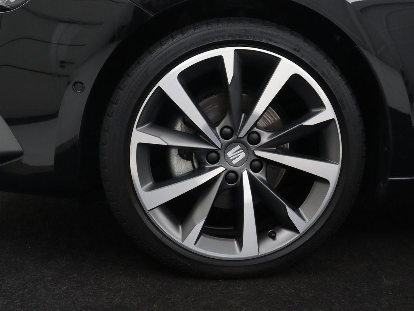 SEAT Leon 1.5 eTSI FR Business Intense | Panoramadak | Leder | Trekhaak | Adaptive cruise | Stuur/stoel verwarming | Camera | Park assist | Carplay | Full LED |