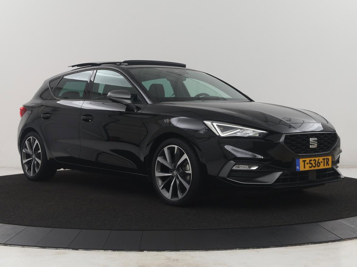 SEAT Leon 1.5 eTSI FR Business Intense | Panoramadak | Leder | Trekhaak | Adaptive cruise | Stuur/stoel verwarming | Camera | Park assist | Carplay | Full LED |