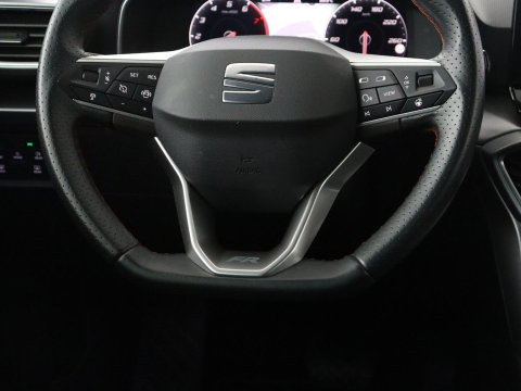 SEAT Leon 1.5 eTSI FR Business Intense | Panoramadak | Leder | Trekhaak | Adaptive cruise | Stuur/stoel verwarming | Camera | Park assist | Carplay | Full LED |
