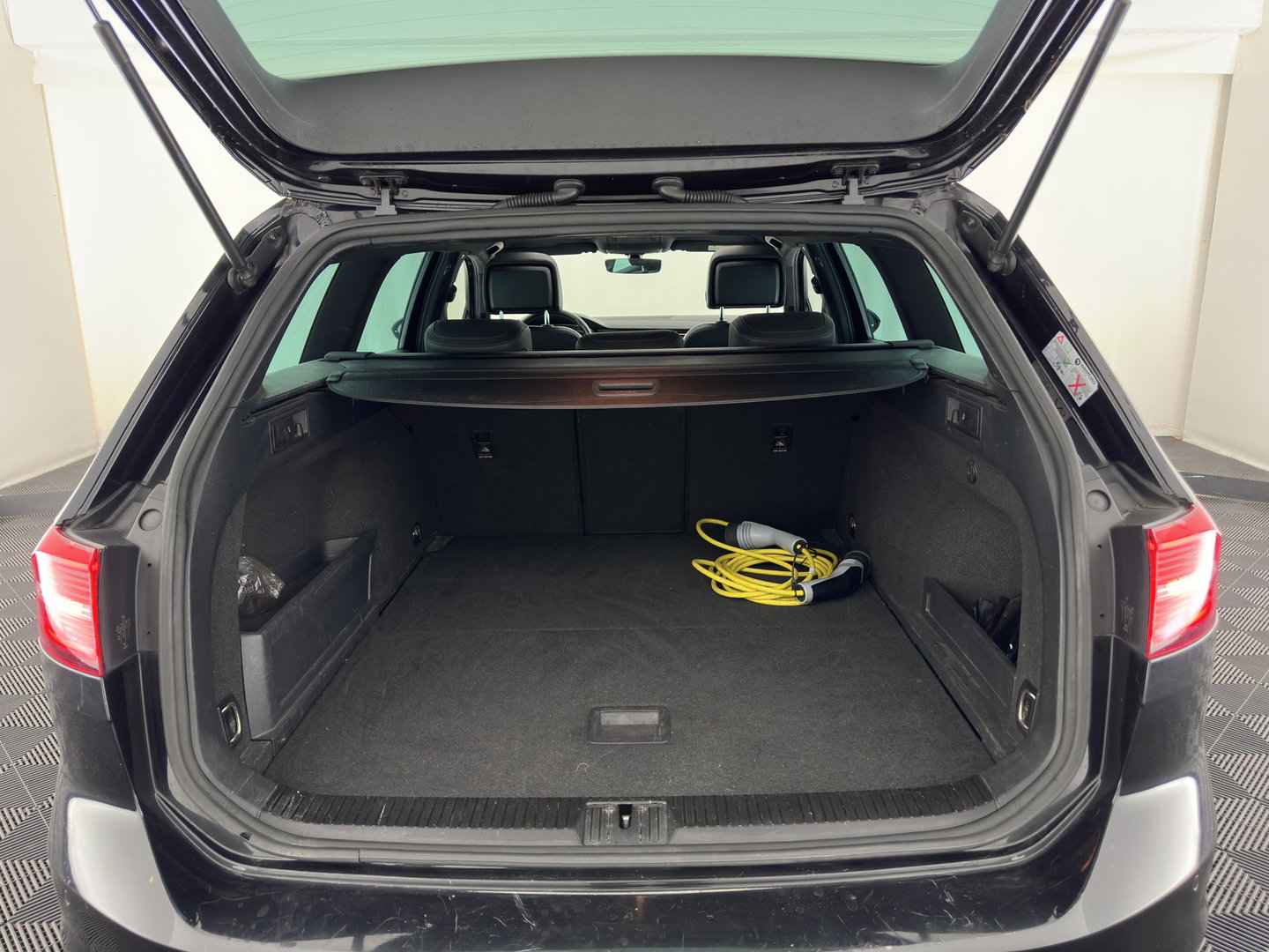 Volkswagen Passat Variant 1.4 TSI GTE Highline *PANO | LEATHER-MICROFIBRE | ADAPTIVE-CRUISE | FULL-LED | KEYLESS | CARPLAY | NAVI-FULLMAP | AMBIENT-LIGHT | PRIVACY-GLASS | SHIFT-PADDLES | 18''ALU | TOWBAR*