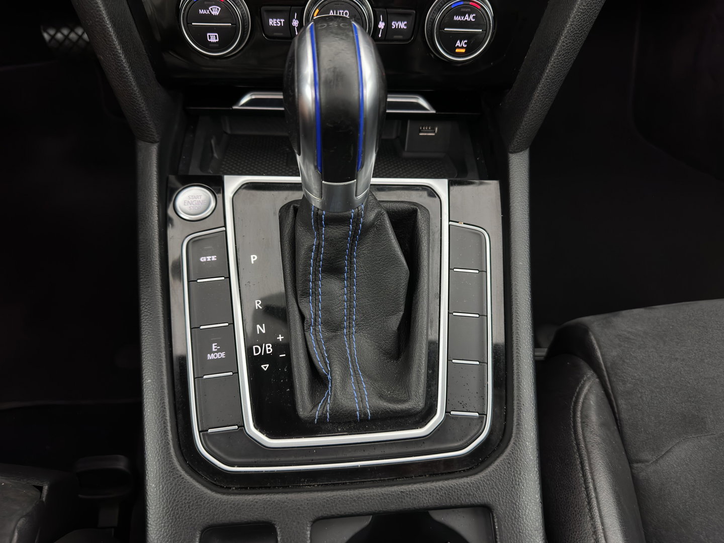 Volkswagen Passat Variant 1.4 TSI GTE Highline *PANO | LEATHER-MICROFIBRE | ADAPTIVE-CRUISE | FULL-LED | KEYLESS | CARPLAY | NAVI-FULLMAP | AMBIENT-LIGHT | PRIVACY-GLASS | SHIFT-PADDLES | 18''ALU | TOWBAR*