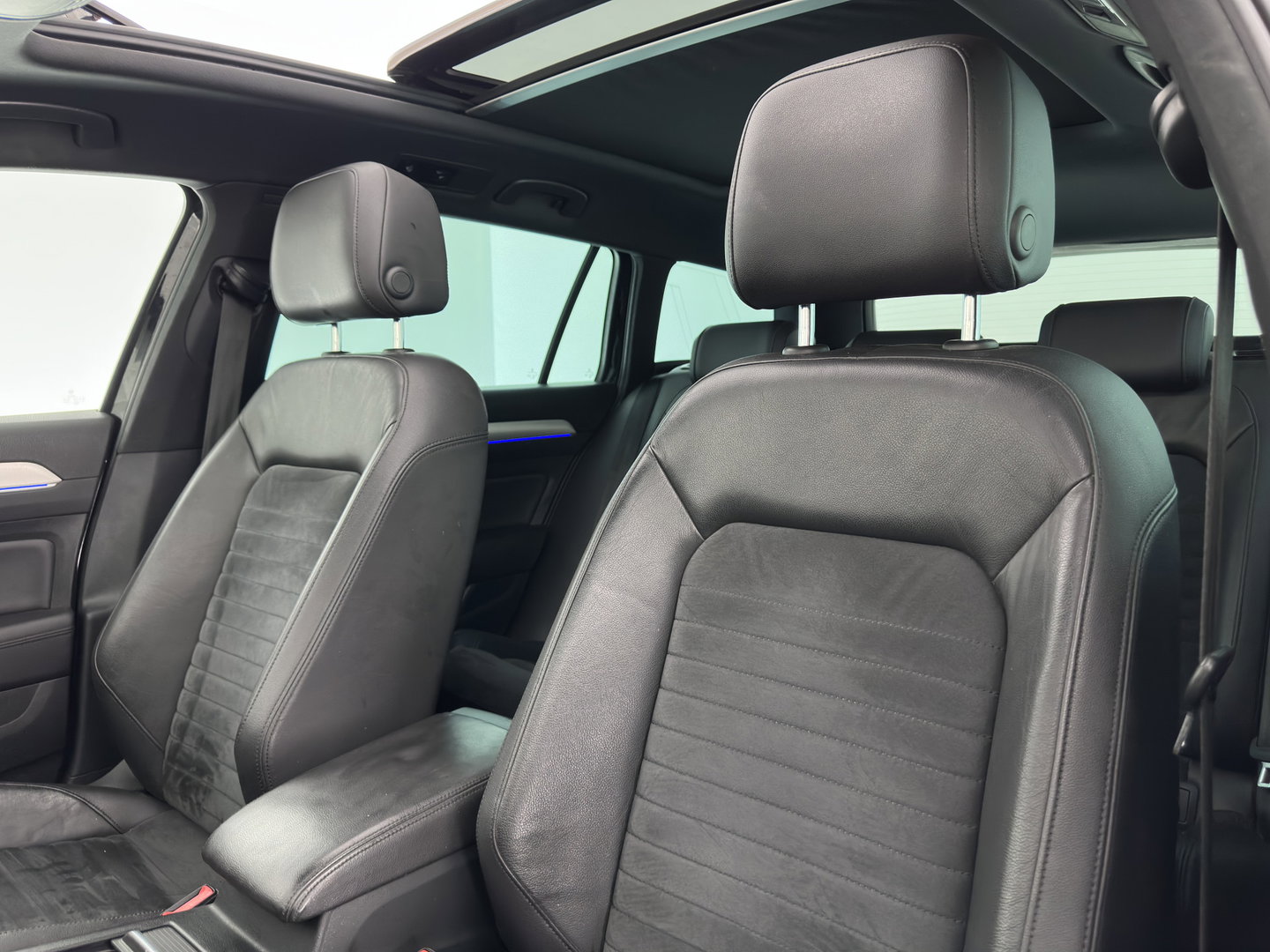 Volkswagen Passat Variant 1.4 TSI GTE Highline *PANO | LEATHER-MICROFIBRE | ADAPTIVE-CRUISE | FULL-LED | KEYLESS | CARPLAY | NAVI-FULLMAP | AMBIENT-LIGHT | PRIVACY-GLASS | SHIFT-PADDLES | 18''ALU | TOWBAR*