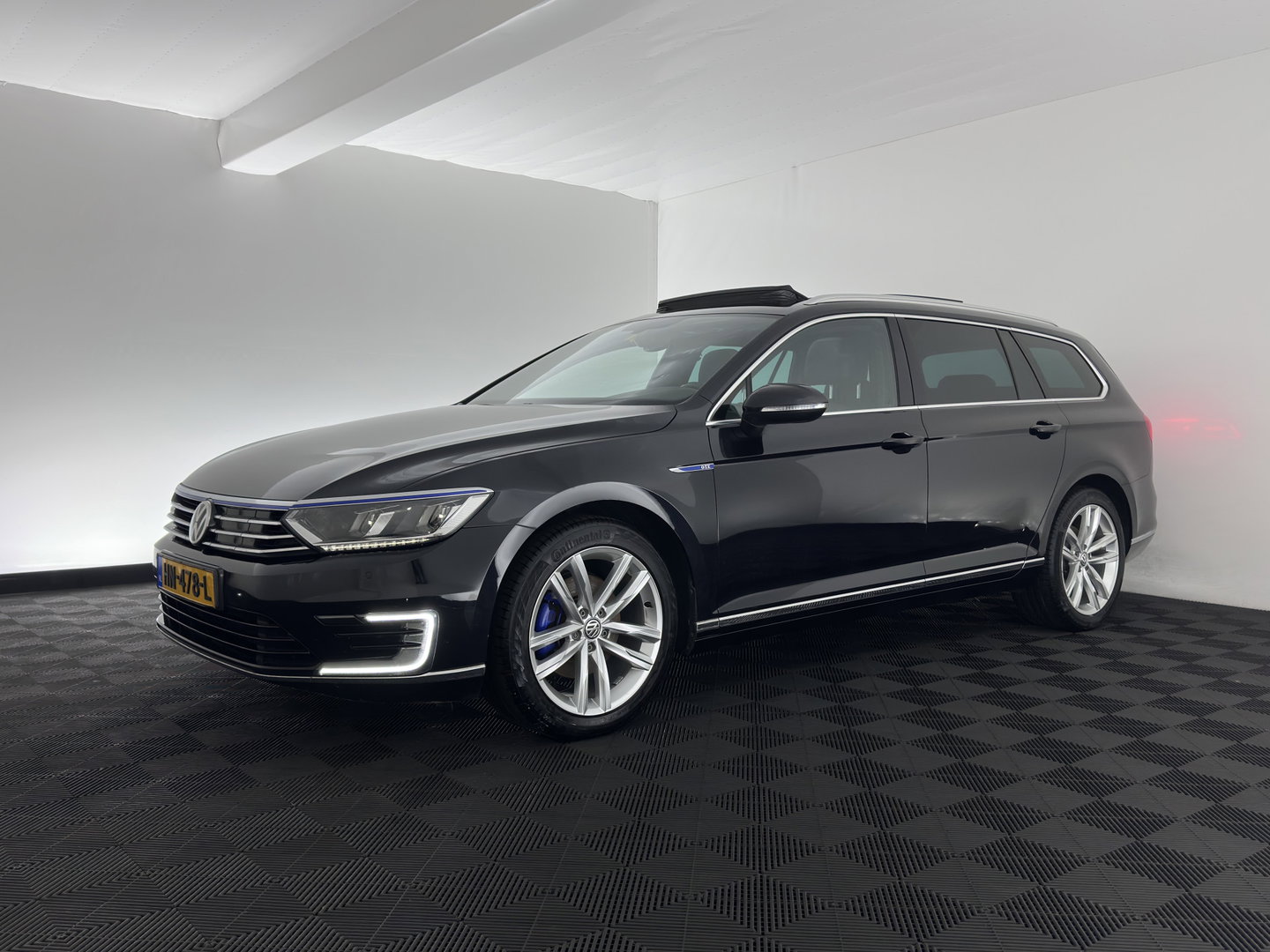 Volkswagen Passat Variant 1.4 TSI GTE Highline *PANO | LEATHER-MICROFIBRE | ADAPTIVE-CRUISE | FULL-LED | KEYLESS | CARPLAY | NAVI-FULLMAP | AMBIENT-LIGHT | PRIVACY-GLASS | SHIFT-PADDLES | 18''ALU | TOWBAR*