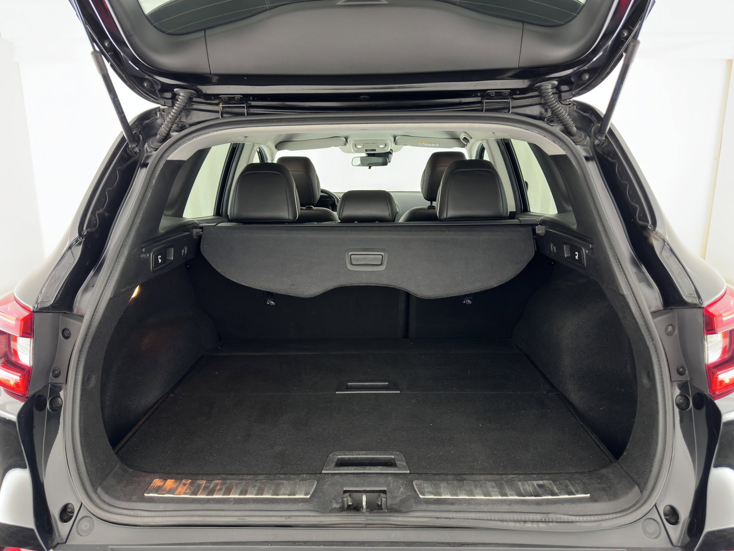 Renault Kadjar 1.5 dCi Bose *LEATHER-FABRIC | FULL-LED | BOSE-SOUND | BLINDSPOT | HEATED-COMFORTSEATS | KEYLESS | NAVI-FULLMAP | ECC | PDC | CRUISE | DAB | PRIVACY-GLASS | 19''ALU | TOWBAR*