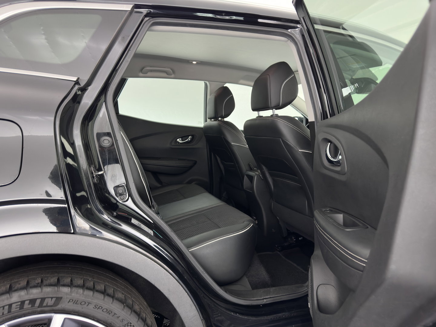 Renault Kadjar 1.5 dCi Bose *LEATHER-FABRIC | FULL-LED | BOSE-SOUND | BLINDSPOT | HEATED-COMFORTSEATS | KEYLESS | NAVI-FULLMAP | ECC | PDC | CRUISE | DAB | PRIVACY-GLASS | 19''ALU | TOWBAR*