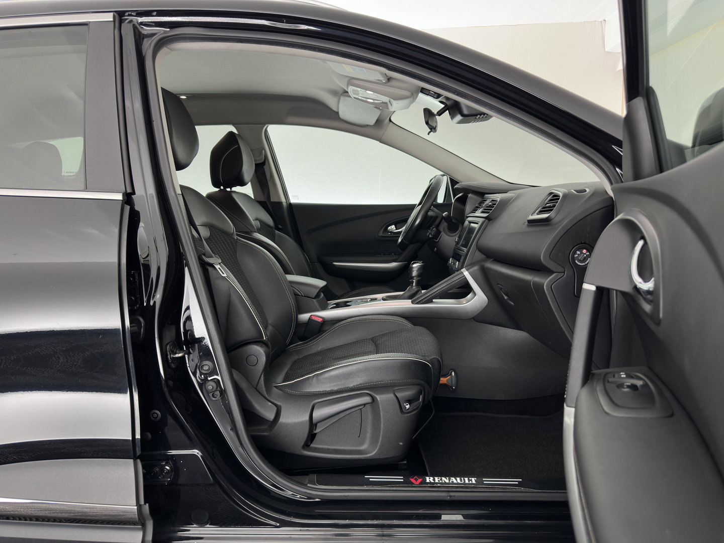 Renault Kadjar 1.5 dCi Bose *LEATHER-FABRIC | FULL-LED | BOSE-SOUND | BLINDSPOT | HEATED-COMFORTSEATS | KEYLESS | NAVI-FULLMAP | ECC | PDC | CRUISE | DAB | PRIVACY-GLASS | 19''ALU | TOWBAR*