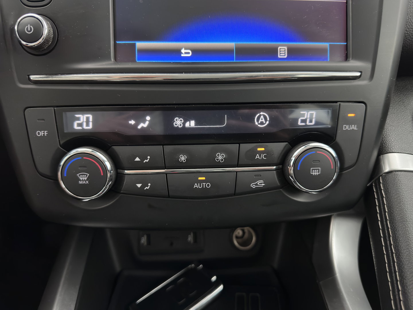 Renault Kadjar 1.5 dCi Bose *LEATHER-FABRIC | FULL-LED | BOSE-SOUND | BLINDSPOT | HEATED-COMFORTSEATS | KEYLESS | NAVI-FULLMAP | ECC | PDC | CRUISE | DAB | PRIVACY-GLASS | 19''ALU | TOWBAR*