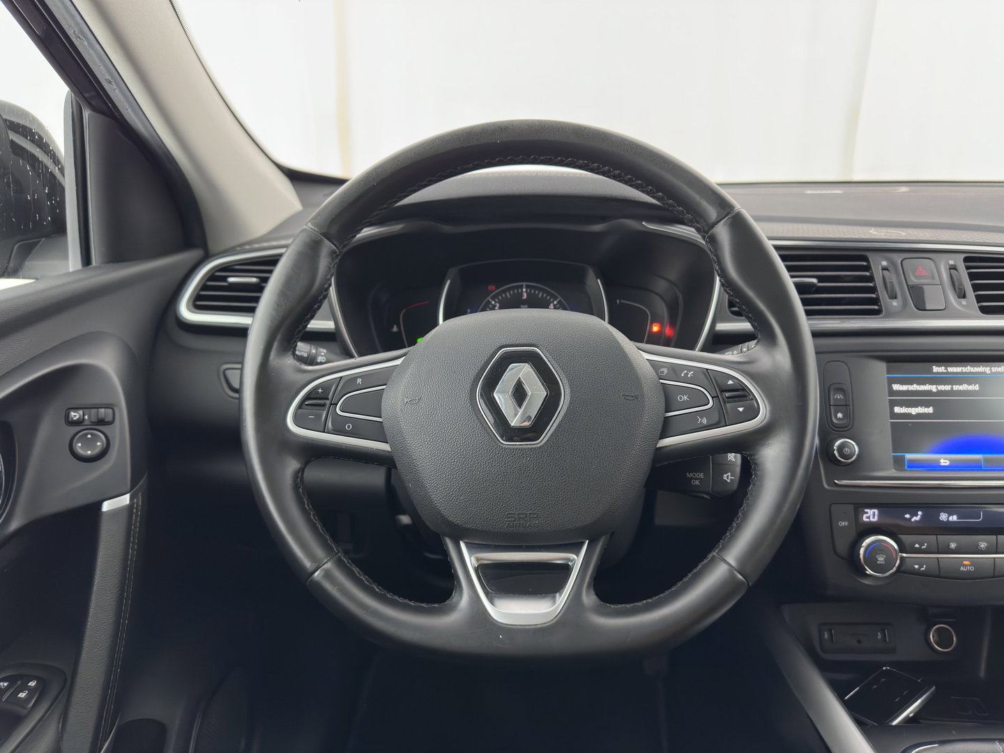 Renault Kadjar 1.5 dCi Bose *LEATHER-FABRIC | FULL-LED | BOSE-SOUND | BLINDSPOT | HEATED-COMFORTSEATS | KEYLESS | NAVI-FULLMAP | ECC | PDC | CRUISE | DAB | PRIVACY-GLASS | 19''ALU | TOWBAR*