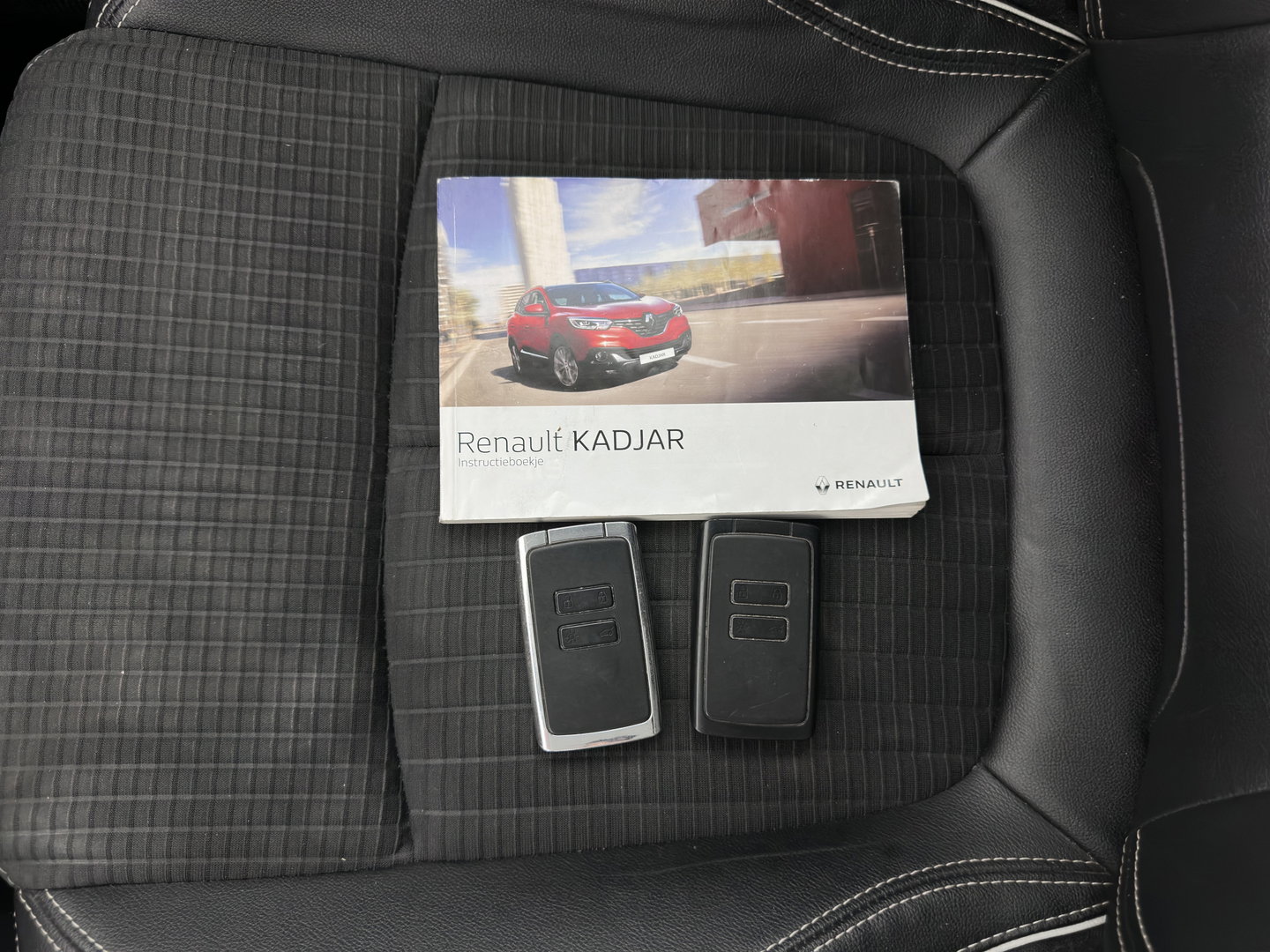 Renault Kadjar 1.5 dCi Bose *LEATHER-FABRIC | FULL-LED | BOSE-SOUND | BLINDSPOT | HEATED-COMFORTSEATS | KEYLESS | NAVI-FULLMAP | ECC | PDC | CRUISE | DAB | PRIVACY-GLASS | 19''ALU | TOWBAR*