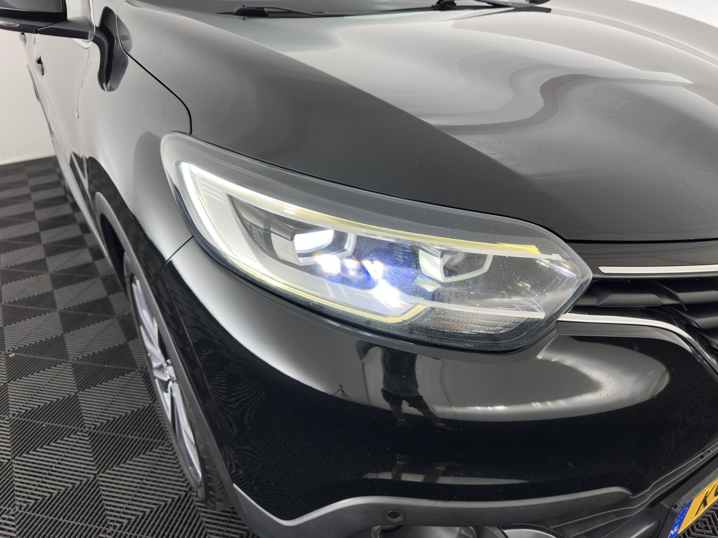 Renault Kadjar 1.5 dCi Bose *LEATHER-FABRIC | FULL-LED | BOSE-SOUND | BLINDSPOT | HEATED-COMFORTSEATS | KEYLESS | NAVI-FULLMAP | ECC | PDC | CRUISE | DAB | PRIVACY-GLASS | 19''ALU | TOWBAR*