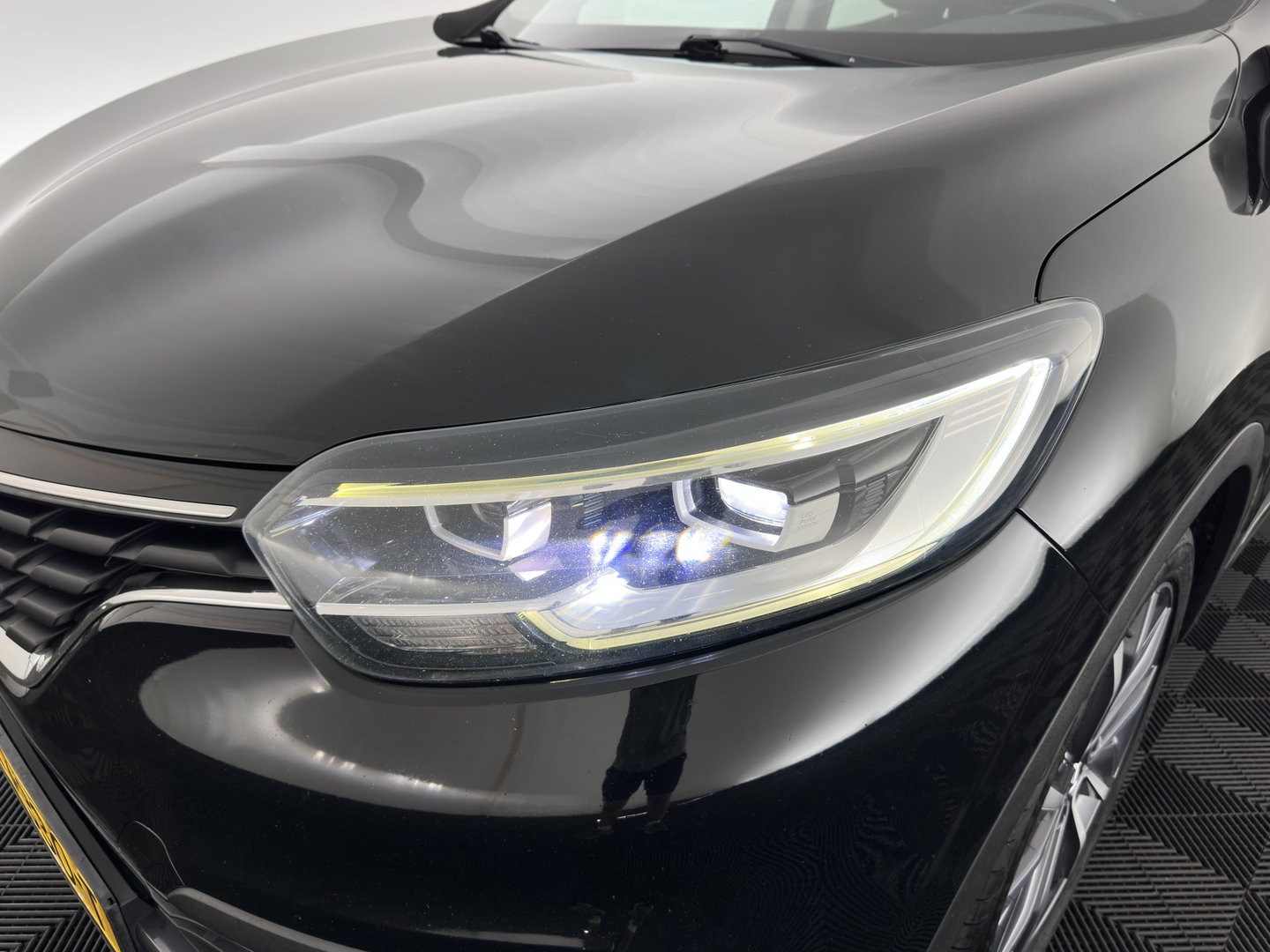 Renault Kadjar 1.5 dCi Bose *LEATHER-FABRIC | FULL-LED | BOSE-SOUND | BLINDSPOT | HEATED-COMFORTSEATS | KEYLESS | NAVI-FULLMAP | ECC | PDC | CRUISE | DAB | PRIVACY-GLASS | 19''ALU | TOWBAR*