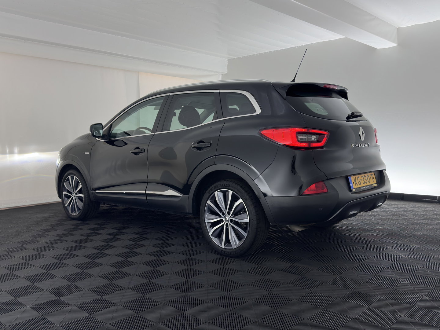 Renault Kadjar 1.5 dCi Bose *LEATHER-FABRIC | FULL-LED | BOSE-SOUND | BLINDSPOT | HEATED-COMFORTSEATS | KEYLESS | NAVI-FULLMAP | ECC | PDC | CRUISE | DAB | PRIVACY-GLASS | 19''ALU | TOWBAR*