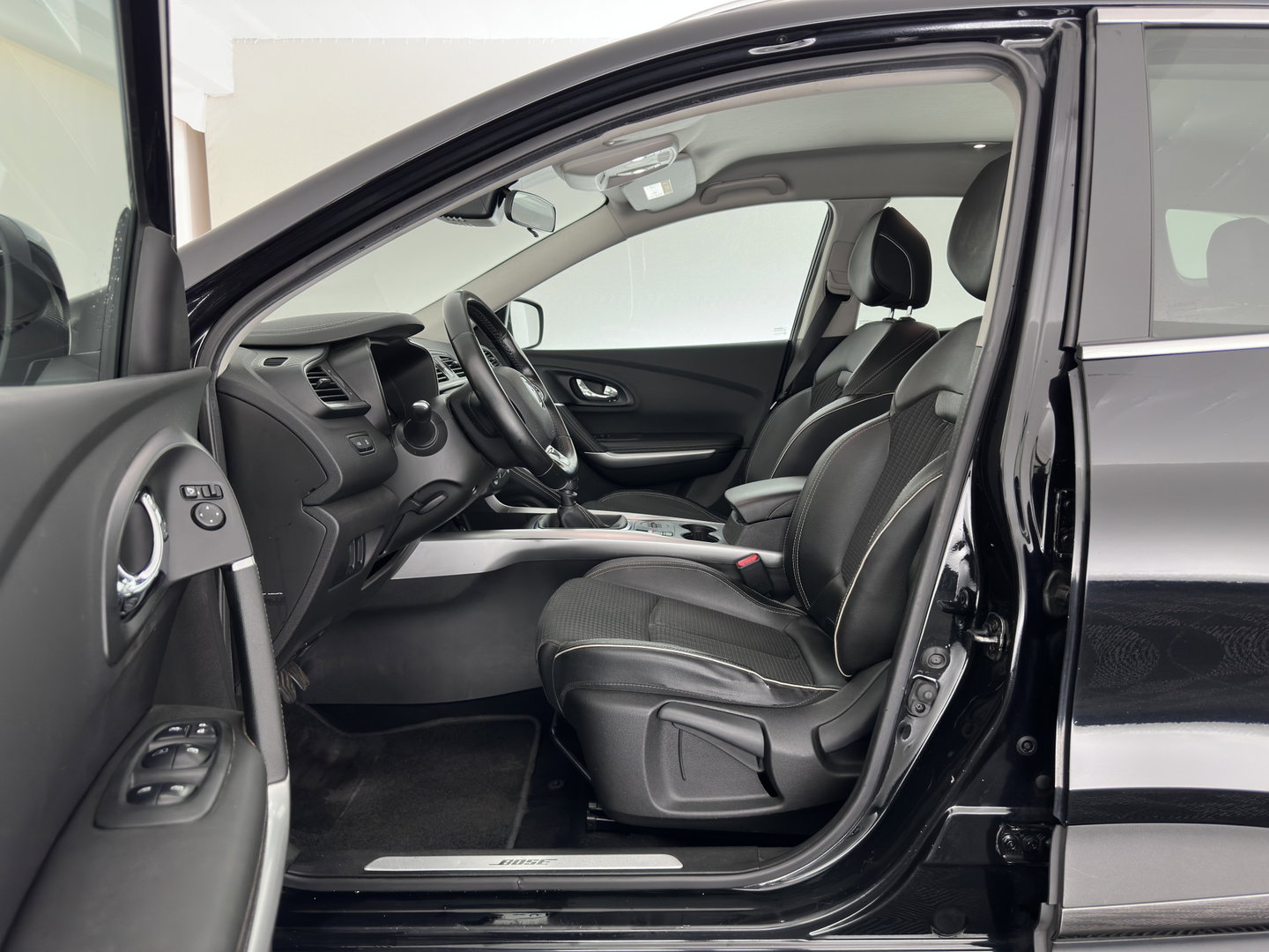 Renault Kadjar 1.5 dCi Bose *LEATHER-FABRIC | FULL-LED | BOSE-SOUND | BLINDSPOT | HEATED-COMFORTSEATS | KEYLESS | NAVI-FULLMAP | ECC | PDC | CRUISE | DAB | PRIVACY-GLASS | 19''ALU | TOWBAR*