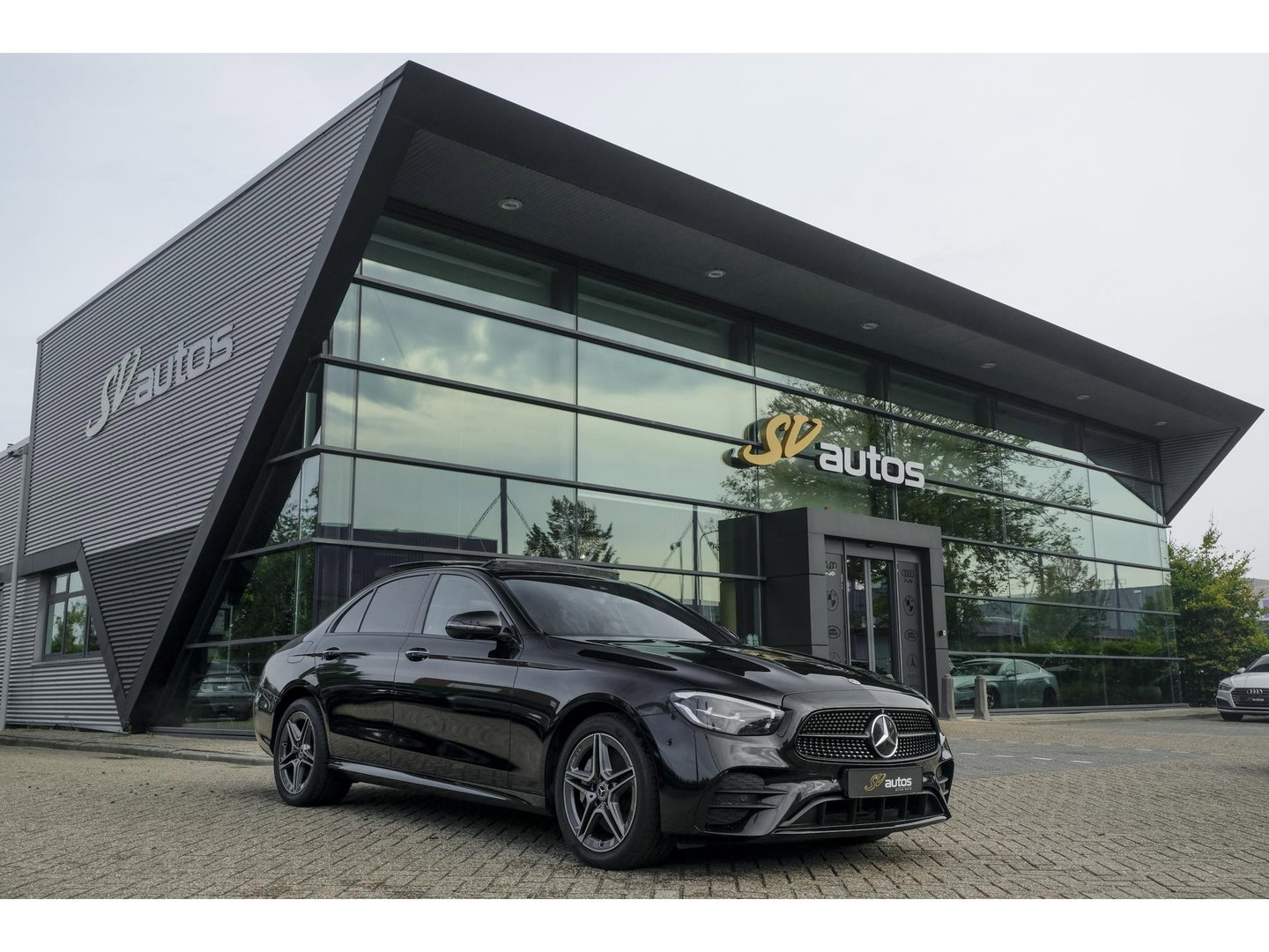 Mercedes-Benz E-Klasse E300e AMG 320pk Panoramadak Burmester Widescreen Leder NLauto 1e Eigenaar!