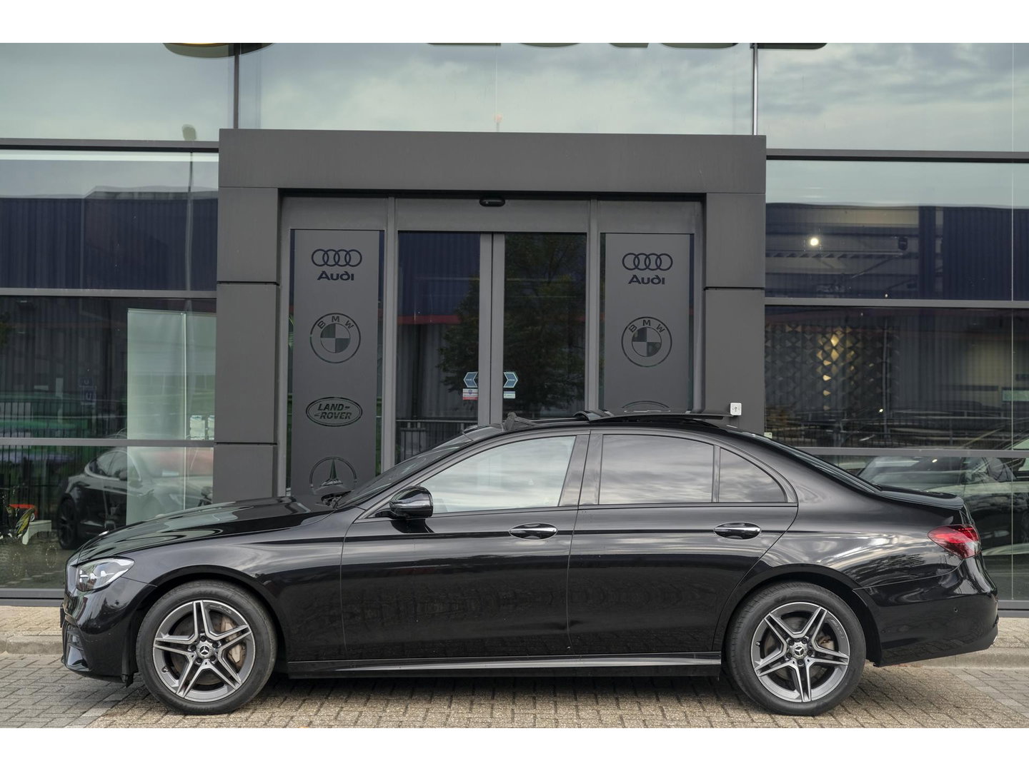 Mercedes-Benz E-Klasse E300e AMG 320pk Panoramadak Burmester Widescreen Leder NLauto 1e Eigenaar!