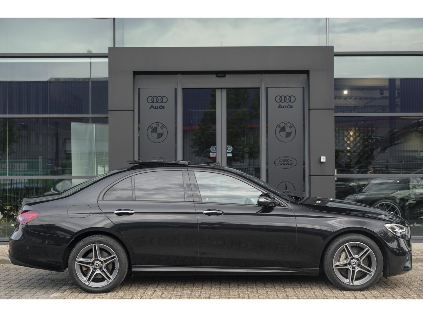Mercedes-Benz E-Klasse E300e AMG 320pk Panoramadak Burmester Widescreen Leder NLauto 1e Eigenaar!