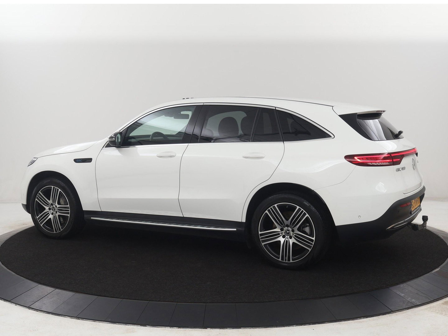 Mercedes-Benz EQC 400 4MATIC AMG Line 80 kWh | SOH 95.8% | Panoramadak | Trekhaak | Camera | Sfeerverlichting | Climate control | Half Leder | Stoelverwarming |