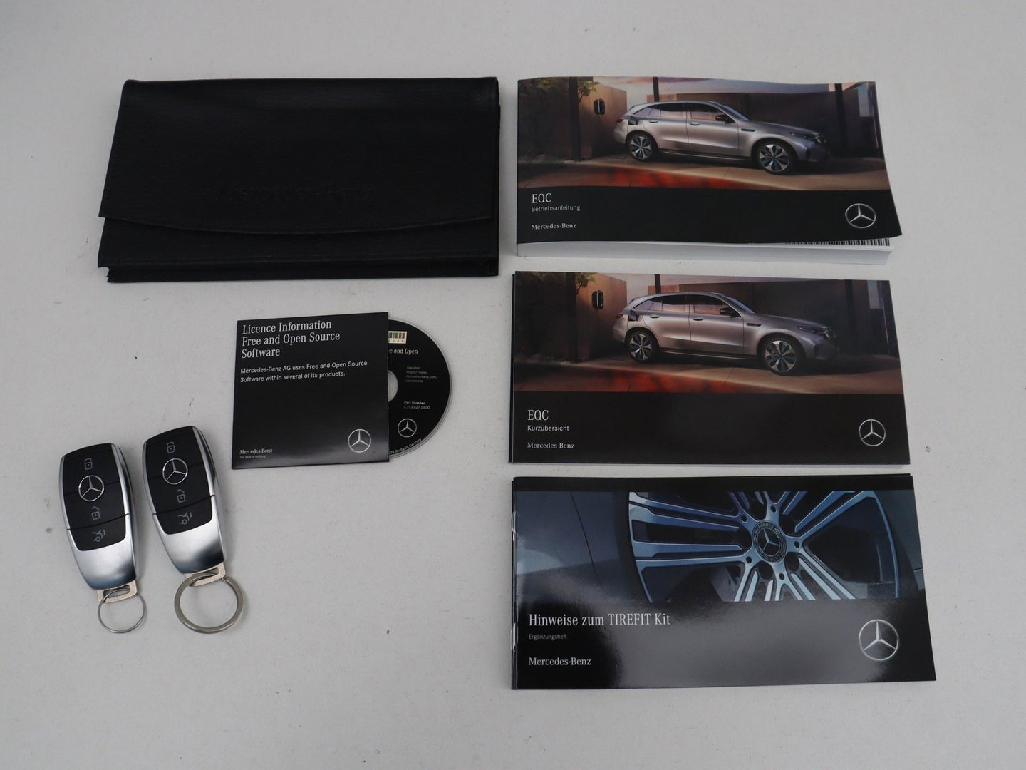 Mercedes-Benz EQC 400 4MATIC AMG Line 80 kWh | SOH 95.8% | Panoramadak | Trekhaak | Camera | Sfeerverlichting | Climate control | Half Leder | Stoelverwarming |