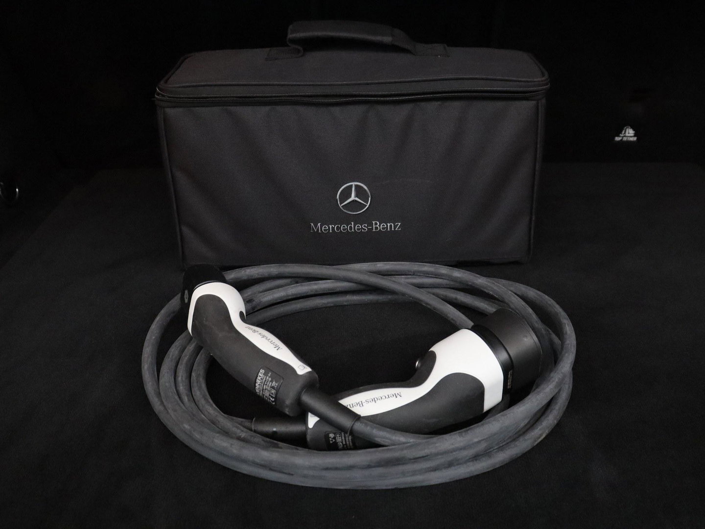 Mercedes-Benz EQC 400 4MATIC AMG Line 80 kWh | SOH 95.8% | Panoramadak | Trekhaak | Camera | Sfeerverlichting | Climate control | Half Leder | Stoelverwarming |
