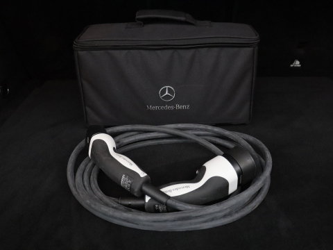Mercedes-Benz EQC 400 4MATIC AMG Line 80 kWh | SOH 95.8% | Panoramadak | Trekhaak | Camera | Sfeerverlichting | Climate control | Half Leder | Stoelverwarming |