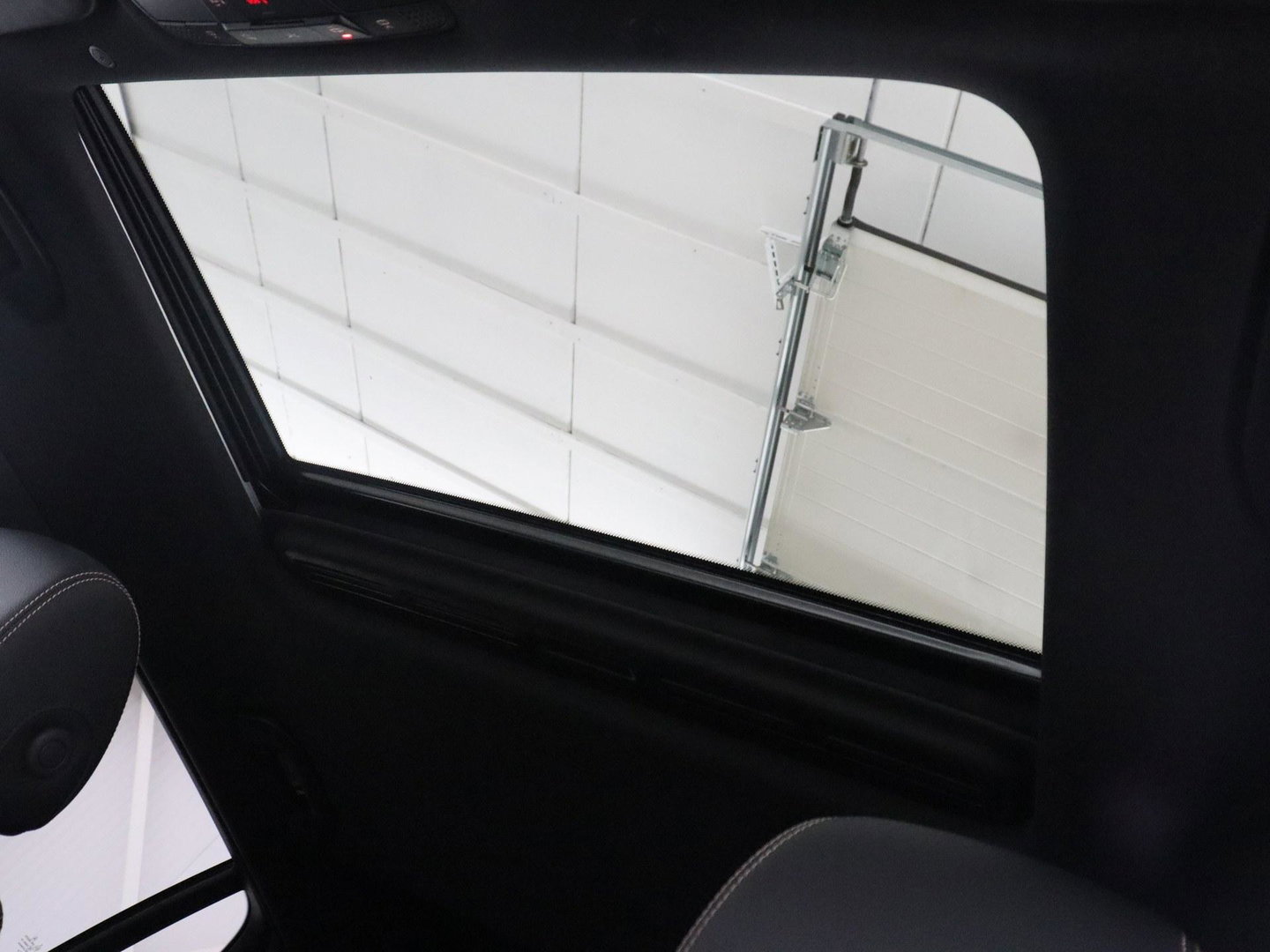 Mercedes-Benz EQC 400 4MATIC AMG Line 80 kWh | SOH 95.8% | Panoramadak | Trekhaak | Camera | Sfeerverlichting | Climate control | Half Leder | Stoelverwarming |