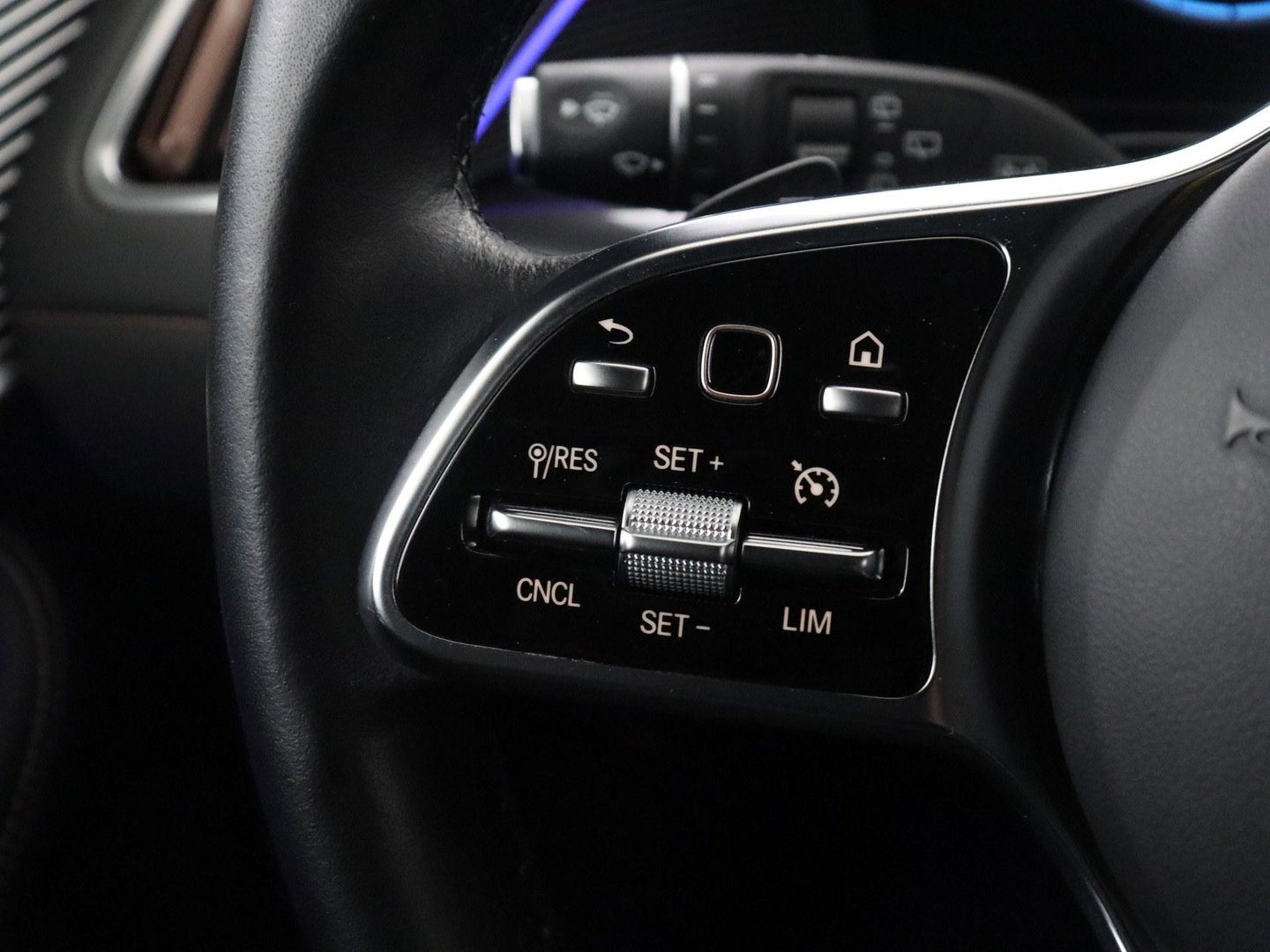 Mercedes-Benz EQC 400 4MATIC AMG Line 80 kWh | SOH 95.8% | Panoramadak | Trekhaak | Camera | Sfeerverlichting | Climate control | Half Leder | Stoelverwarming |
