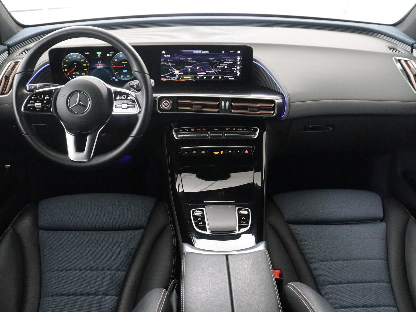 Mercedes-Benz EQC 400 4MATIC AMG Line 80 kWh | SOH 95.8% | Panoramadak | Trekhaak | Camera | Sfeerverlichting | Climate control | Half Leder | Stoelverwarming |