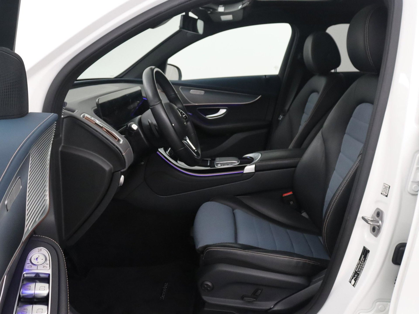 Mercedes-Benz EQC 400 4MATIC AMG Line 80 kWh | SOH 95.8% | Panoramadak | Trekhaak | Camera | Sfeerverlichting | Climate control | Half Leder | Stoelverwarming |