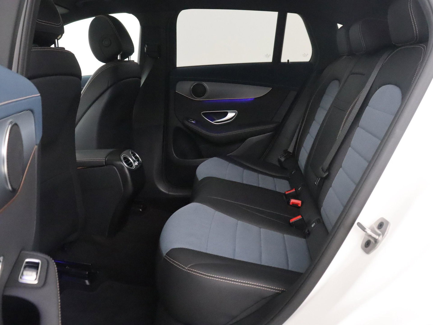 Mercedes-Benz EQC 400 4MATIC AMG Line 80 kWh | SOH 95.8% | Panoramadak | Trekhaak | Camera | Sfeerverlichting | Climate control | Half Leder | Stoelverwarming |