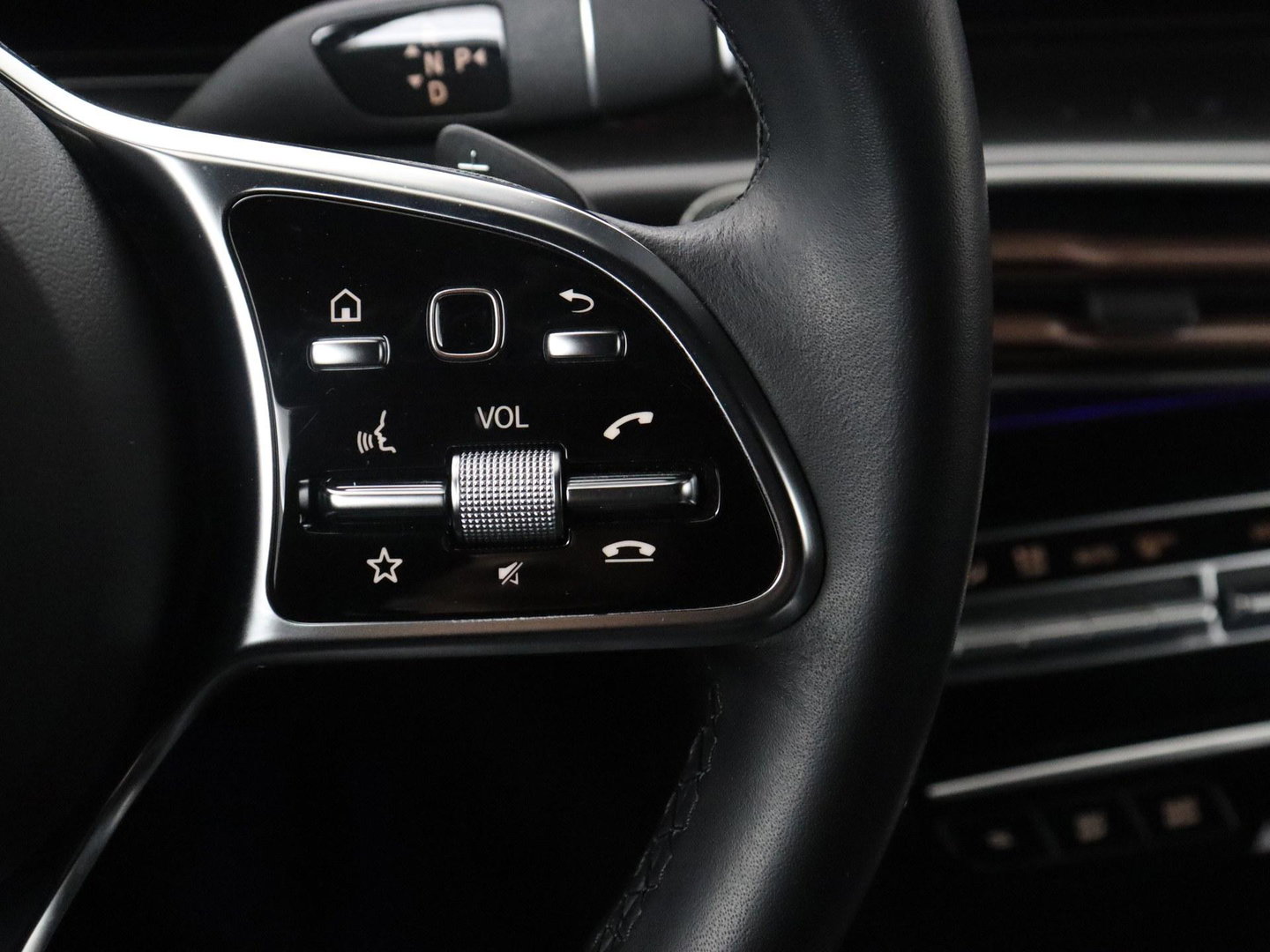 Mercedes-Benz EQC 400 4MATIC AMG Line 80 kWh | SOH 95.8% | Panoramadak | Trekhaak | Camera | Sfeerverlichting | Climate control | Half Leder | Stoelverwarming |