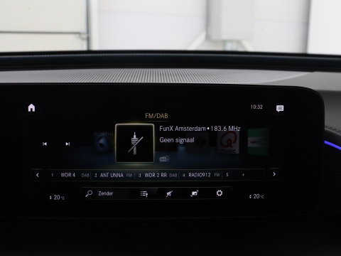 Mercedes-Benz EQC 400 4MATIC AMG Line 80 kWh | SOH 95.8% | Panoramadak | Trekhaak | Camera | Sfeerverlichting | Climate control | Half Leder | Stoelverwarming |