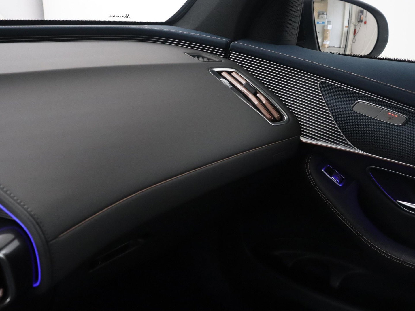 Mercedes-Benz EQC 400 4MATIC AMG Line 80 kWh | SOH 95.8% | Panoramadak | Trekhaak | Camera | Sfeerverlichting | Climate control | Half Leder | Stoelverwarming |