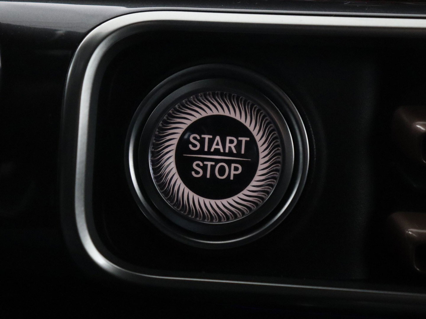 Mercedes-Benz EQC 400 4MATIC AMG Line 80 kWh | SOH 95.8% | Panoramadak | Trekhaak | Camera | Sfeerverlichting | Climate control | Half Leder | Stoelverwarming |