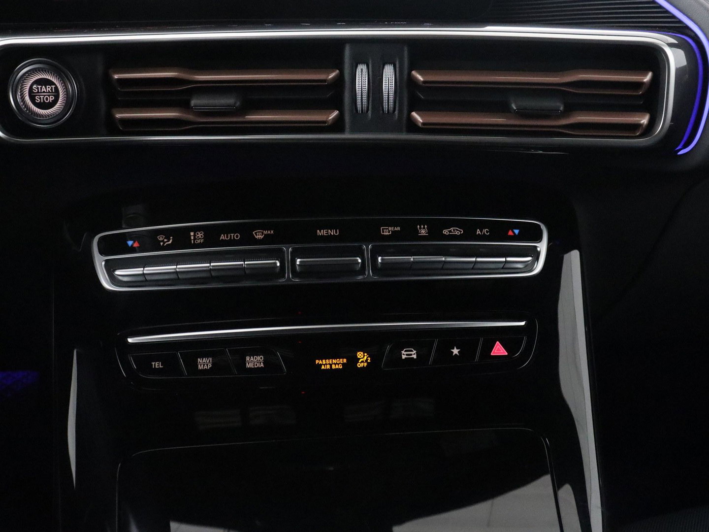 Mercedes-Benz EQC 400 4MATIC AMG Line 80 kWh | SOH 95.8% | Panoramadak | Trekhaak | Camera | Sfeerverlichting | Climate control | Half Leder | Stoelverwarming |