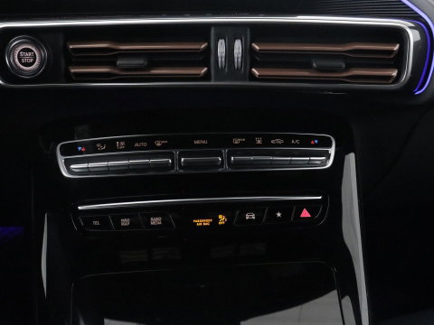 Mercedes-Benz EQC 400 4MATIC AMG Line 80 kWh | SOH 95.8% | Panoramadak | Trekhaak | Camera | Sfeerverlichting | Climate control | Half Leder | Stoelverwarming |