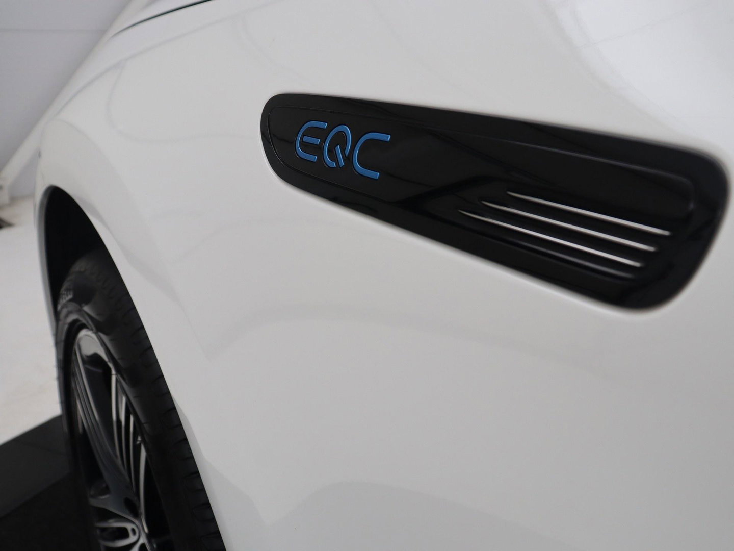 Mercedes-Benz EQC 400 4MATIC AMG Line 80 kWh | SOH 95.8% | Panoramadak | Trekhaak | Camera | Sfeerverlichting | Climate control | Half Leder | Stoelverwarming |