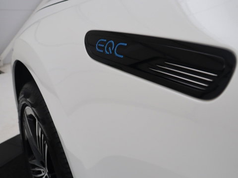 Mercedes-Benz EQC 400 4MATIC AMG Line 80 kWh | SOH 95.8% | Panoramadak | Trekhaak | Camera | Sfeerverlichting | Climate control | Half Leder | Stoelverwarming |