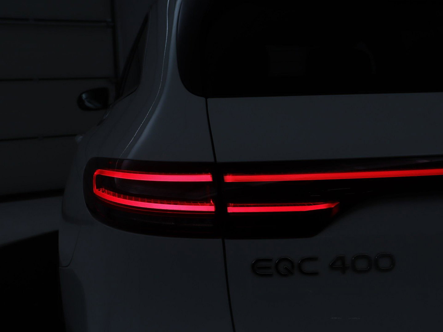 Mercedes-Benz EQC 400 4MATIC AMG Line 80 kWh | SOH 95.8% | Panoramadak | Trekhaak | Camera | Sfeerverlichting | Climate control | Half Leder | Stoelverwarming |