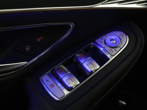 Mercedes-Benz EQC 400 4MATIC AMG Line 80 kWh | SOH 95.8% | Panoramadak | Trekhaak | Camera | Sfeerverlichting | Climate control | Half Leder | Stoelverwarming |