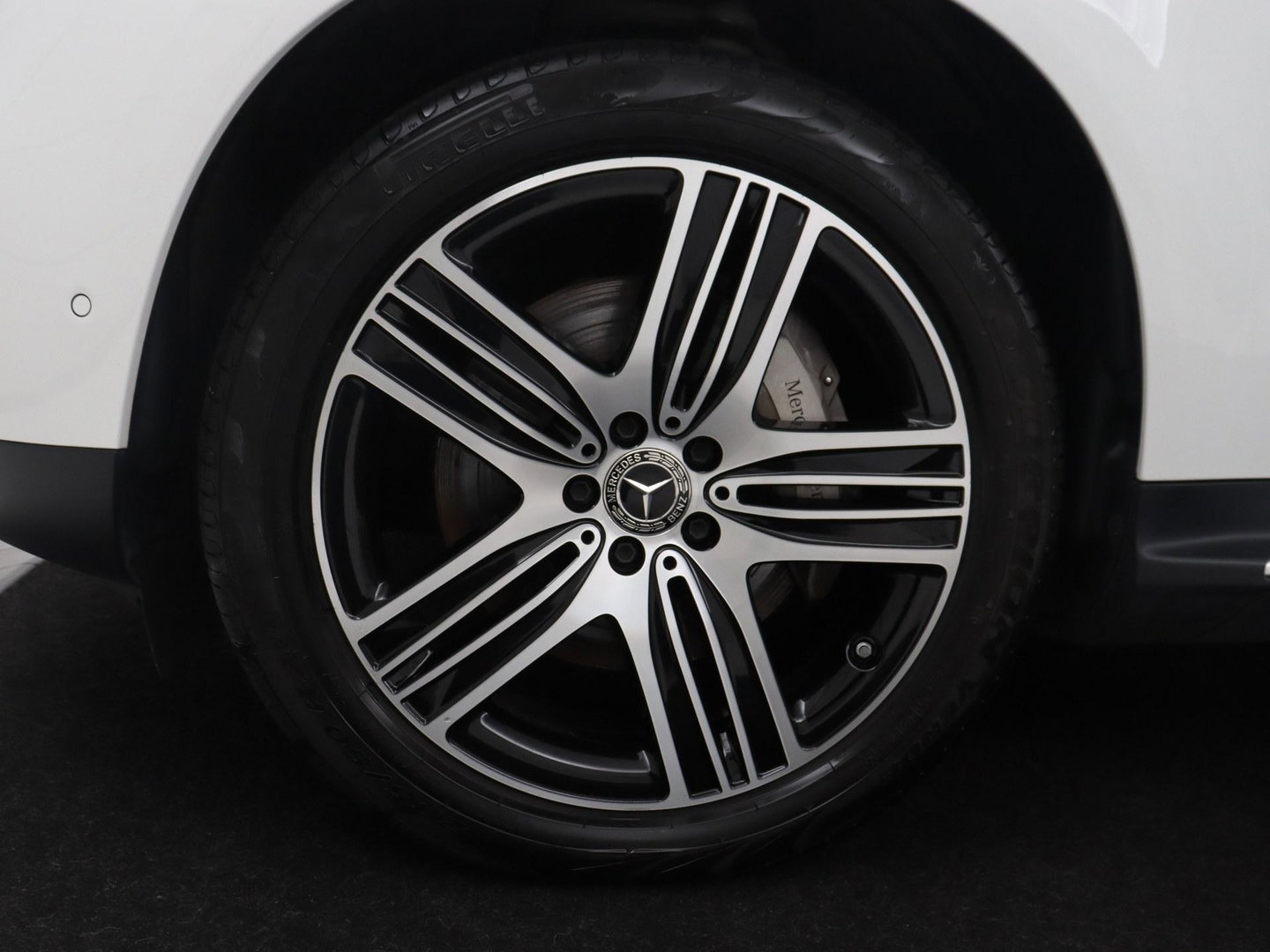 Mercedes-Benz EQC 400 4MATIC AMG Line 80 kWh | SOH 95.8% | Panoramadak | Trekhaak | Camera | Sfeerverlichting | Climate control | Half Leder | Stoelverwarming |