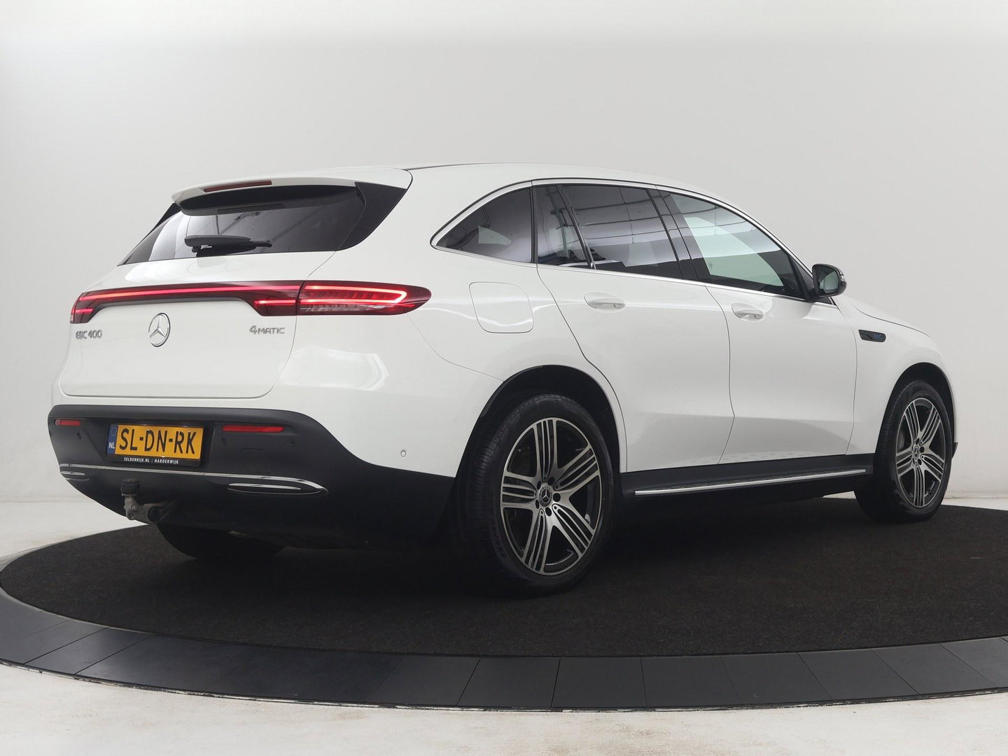 Mercedes-Benz EQC 400 4MATIC AMG Line 80 kWh | SOH 95.8% | Panoramadak | Trekhaak | Camera | Sfeerverlichting | Climate control | Half Leder | Stoelverwarming |