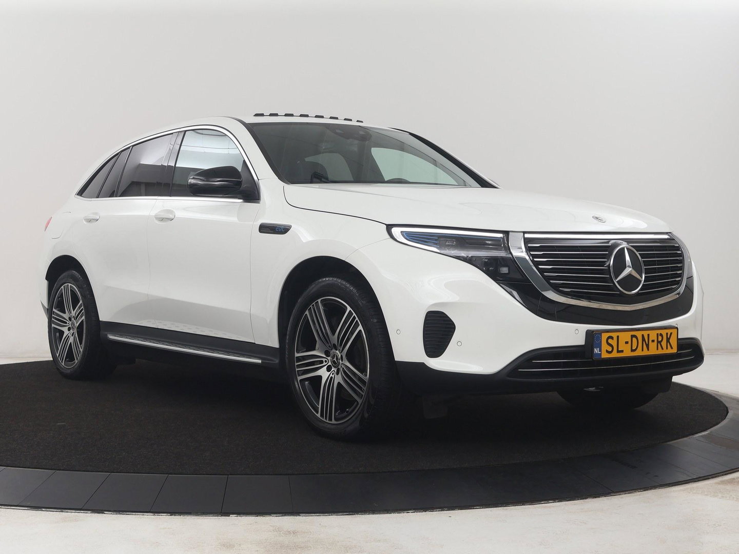 Mercedes-Benz EQC 400 4MATIC AMG Line 80 kWh | SOH 95.8% | Panoramadak | Trekhaak | Camera | Sfeerverlichting | Climate control | Half Leder | Stoelverwarming |