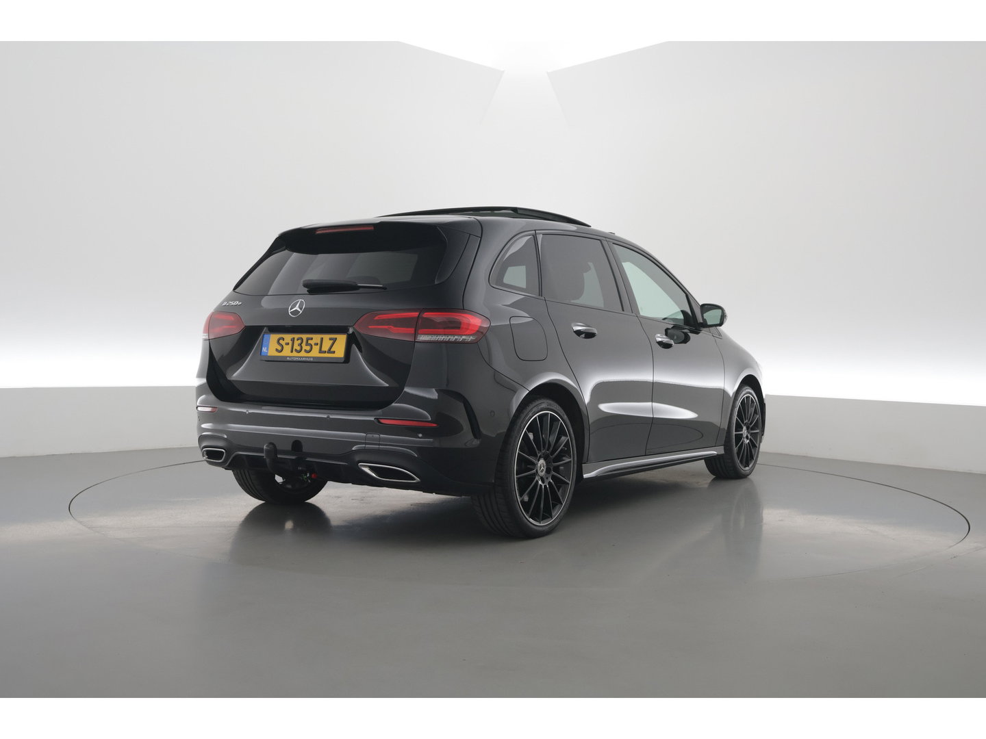 Mercedes-Benz B-Klasse 250 e AMG Line | Rijklaar! | Pano | 360cam | Afn. Trekhaak | SOH 93% | Night-pakket | Apple CarPlay | Stoelverw. | Navi