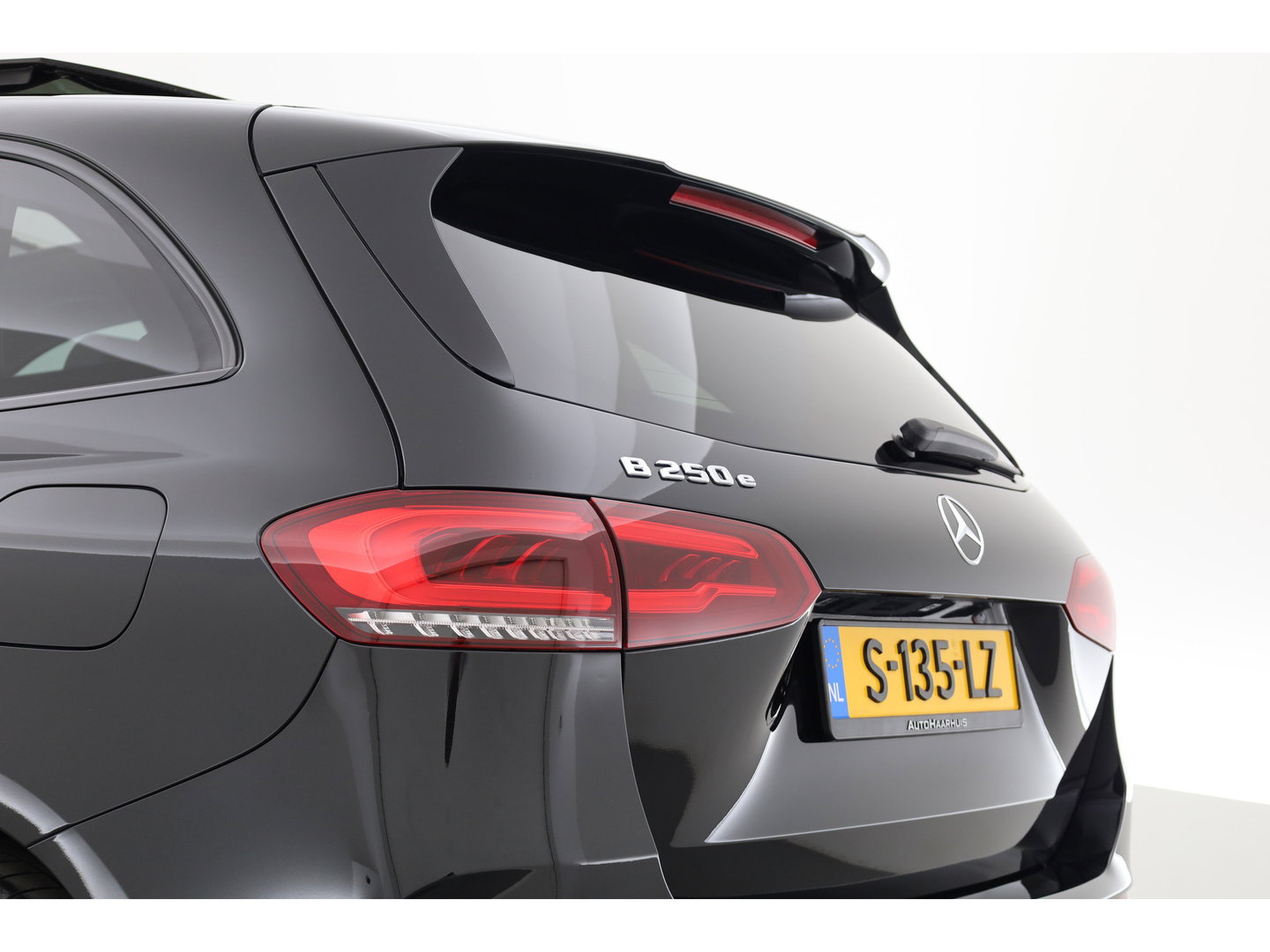 Mercedes-Benz B-Klasse 250 e AMG Line | Rijklaar! | Pano | 360cam | Afn. Trekhaak | SOH 93% | Night-pakket | Apple CarPlay | Stoelverw. | Navi