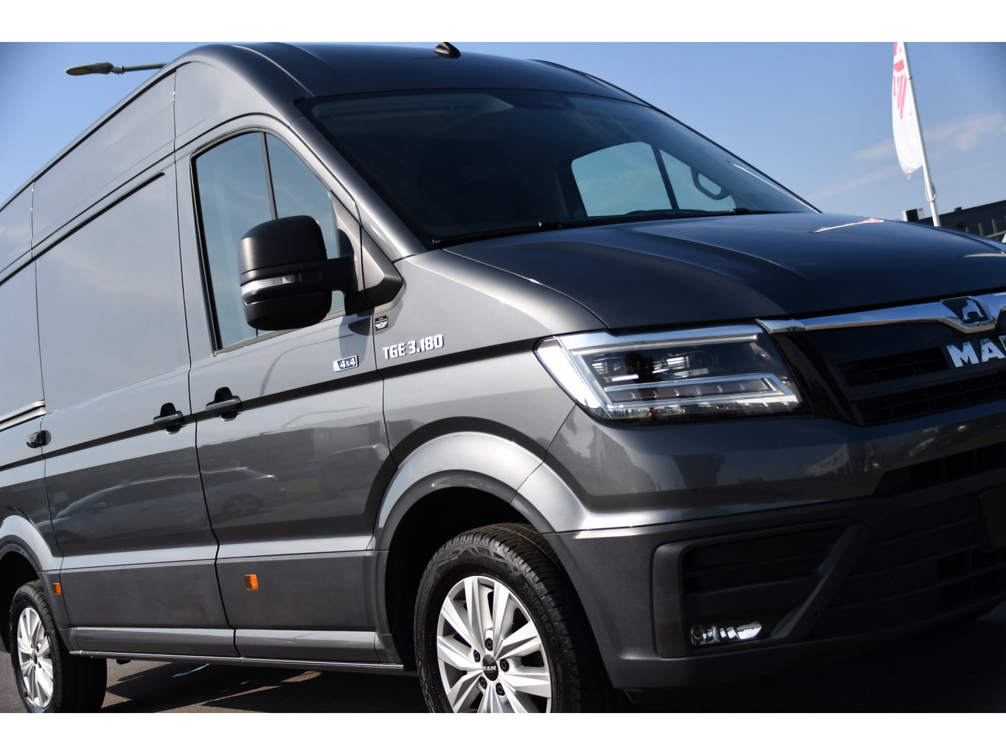 MAN TGE 3.180 35 2.0 L3H3 4x4 PB Edition Cruise, Camera, Carplay, 177pk, Clima, Automaat, Trekhaak, Sensoren, Geveerde stoel, Uniek!
