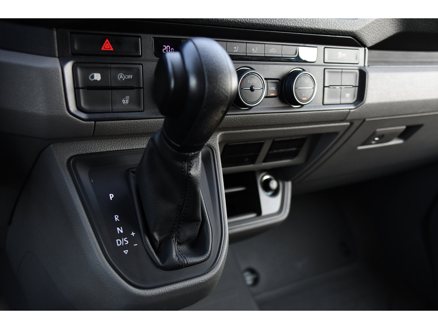 MAN TGE 3.180 35 2.0 L3H3 4x4 PB Edition Cruise, Camera, Carplay, 177pk, Clima, Automaat, Trekhaak, Sensoren, Geveerde stoel, Uniek!