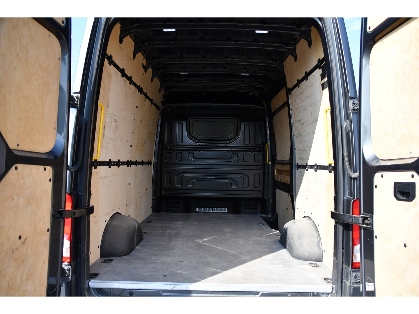 MAN TGE 3.180 35 2.0 L3H3 4x4 PB Edition Cruise, Camera, Carplay, 177pk, Clima, Automaat, Trekhaak, Sensoren, Geveerde stoel, Uniek!