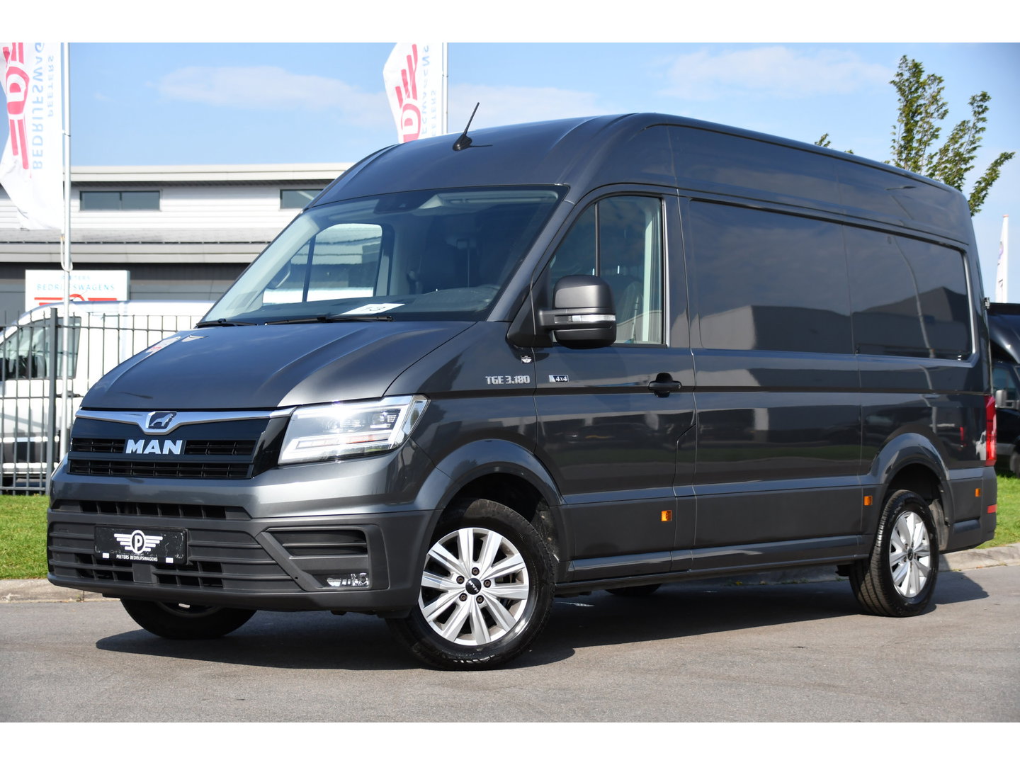 MAN TGE 3.180 35 2.0 L3H3 4x4 PB Edition Cruise, Camera, Carplay, 177pk, Clima, Automaat, Trekhaak, Sensoren, Geveerde stoel, Uniek!