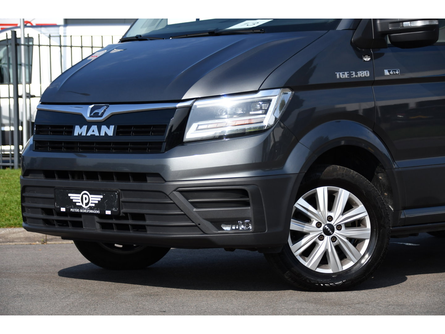 MAN TGE 3.180 35 2.0 L3H3 4x4 PB Edition Cruise, Camera, Carplay, 177pk, Clima, Automaat, Trekhaak, Sensoren, Geveerde stoel, Uniek!
