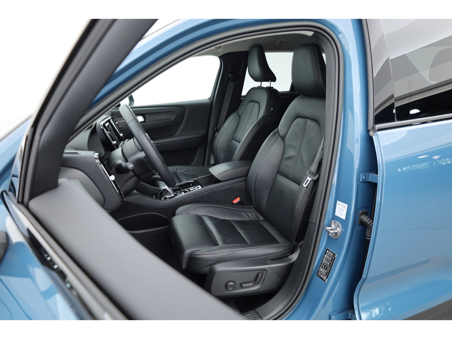 Volvo XC40 1.5 T5 Plug-in hybrid Plus Dark | Leer | ACC | Blis (dodehoek) | Harman & Kardon | Stoel + stuurverw. | verw. voorruit |
